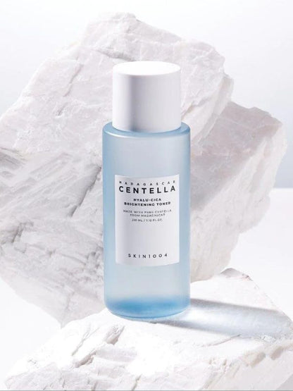 The SKIN1004 Hyalu-Cica Brightening Toner is a refreshing, multi-benefit toner that helps hydrate, brighten, and smooth the look of skin. 210 ml.